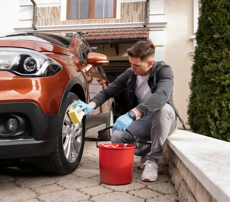 Lavage auto à domicile Oinville-sur-Montcient : professionnel intervenant sur un véhicule